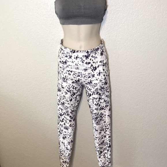 Balance Collection High Waisted Leggings with Pockets - Picture 4 of 9